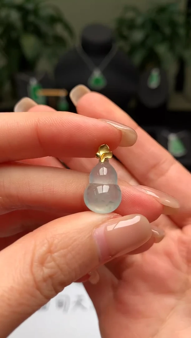 颈饰18K金镶嵌翡翠葫芦