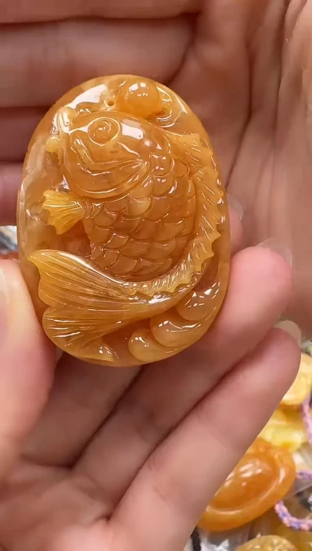 未镶嵌琥珀裸石如图