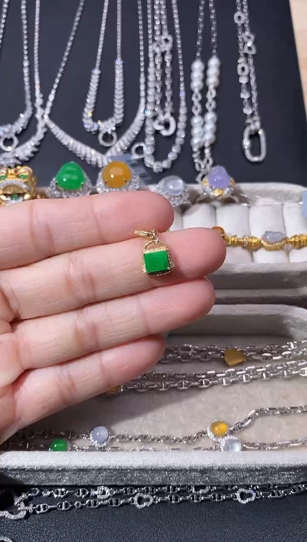 颈饰18K金镶嵌翡翠吊坠