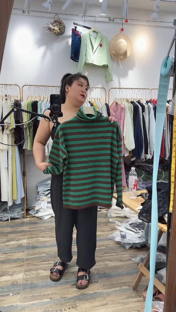 绿色条纹毛衣打底