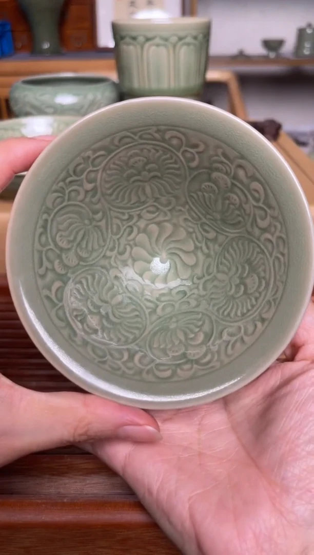 瓷器橄榄绿菊纹斗笠盏 微瑕