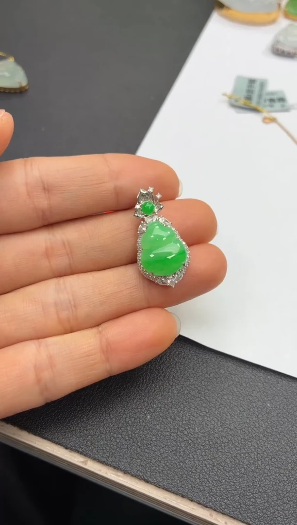 颈饰18K金镶嵌翡翠天然翡翠A货