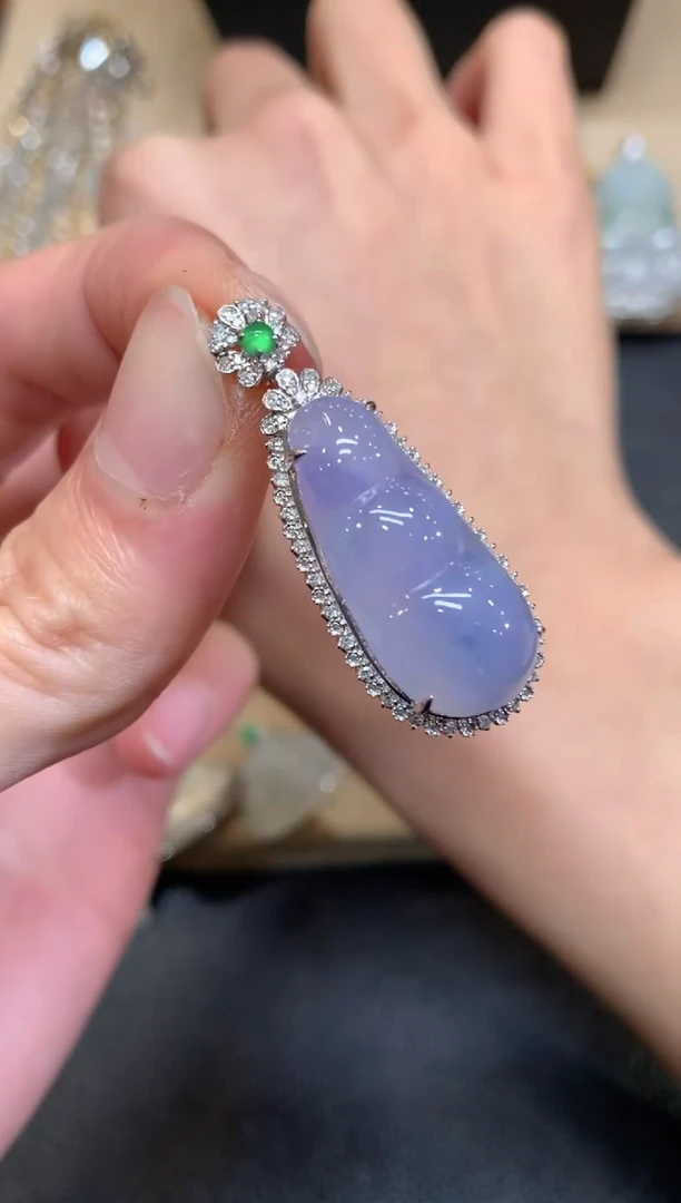 【闪购商品】翡翠颈饰18K金镶嵌福豆【无服务费】