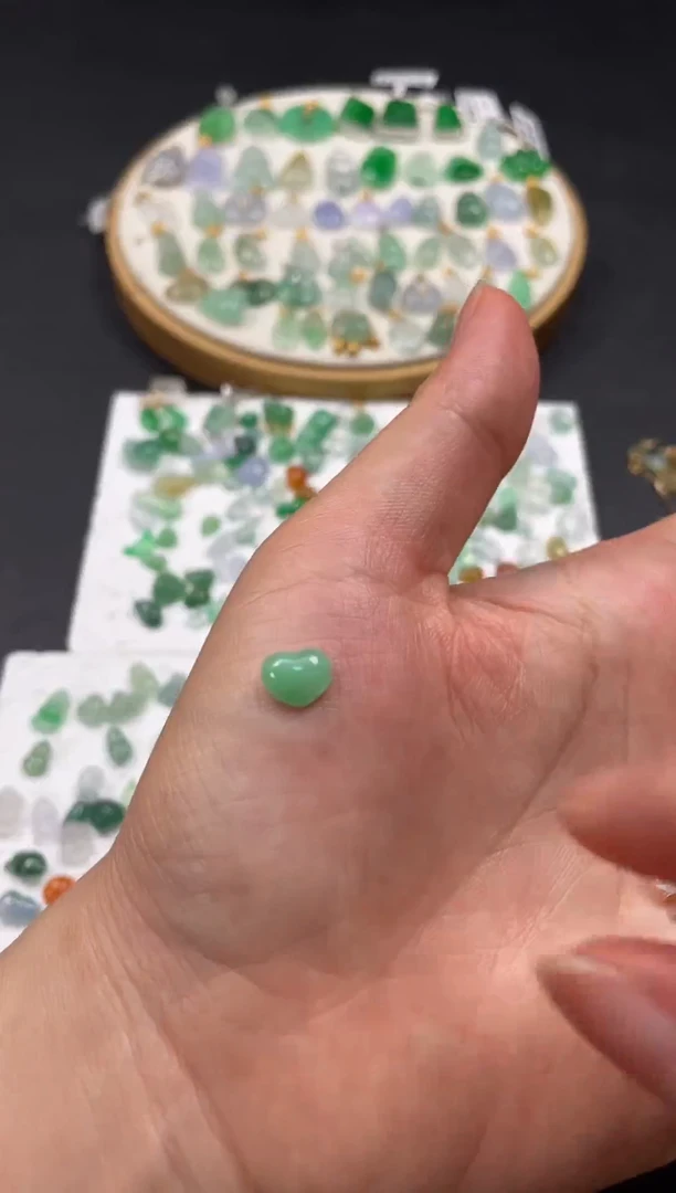 吊坠(不含链)18K金镶嵌翡翠一个JK642