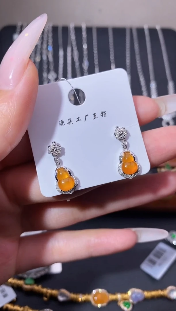 颈饰18K金镶嵌翡翠耳饰