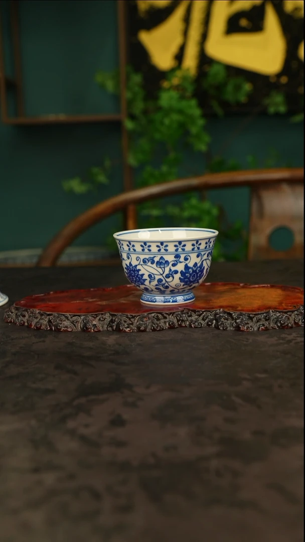 青花手绘缠枝莲主人杯