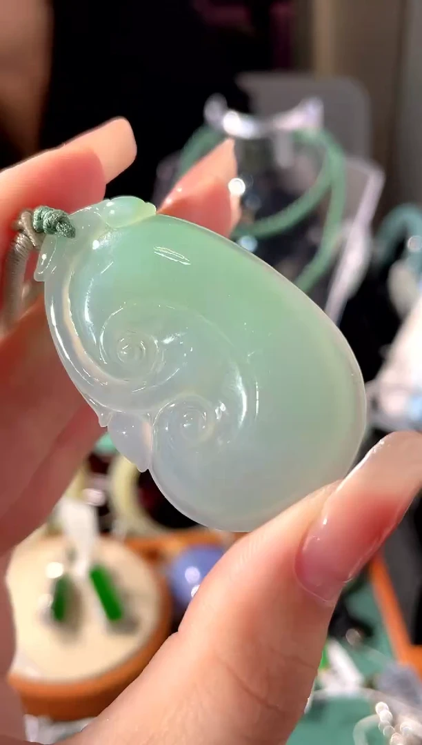 翡翠未镶嵌颈饰挂件