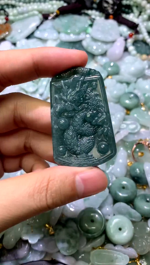 颈饰未镶嵌翡翠龙牌