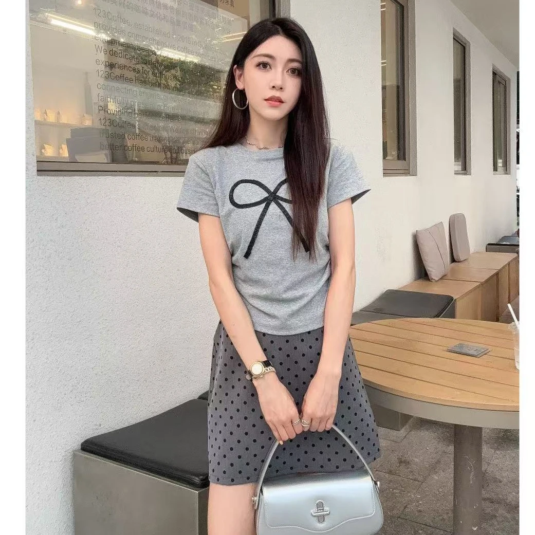 夏季穿搭灰色蝴蝶结正肩T恤显瘦设计感上衣+灰色波点短裙套装