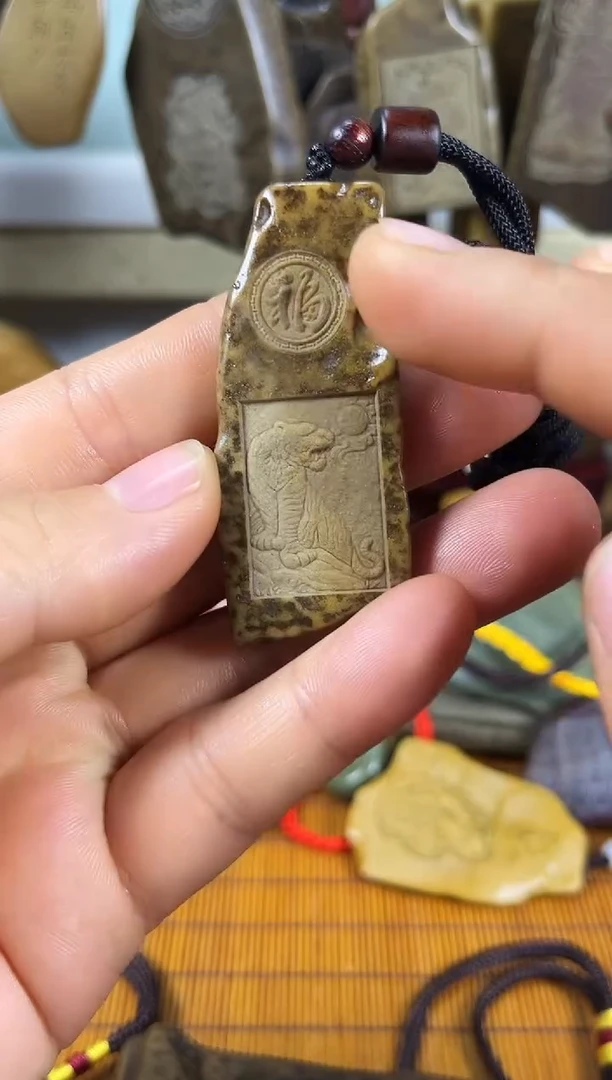 原石雕刻手把件  默认打孔穿绳134