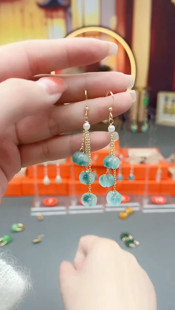 未镶嵌石英质玉（天山翠）耳钉000000