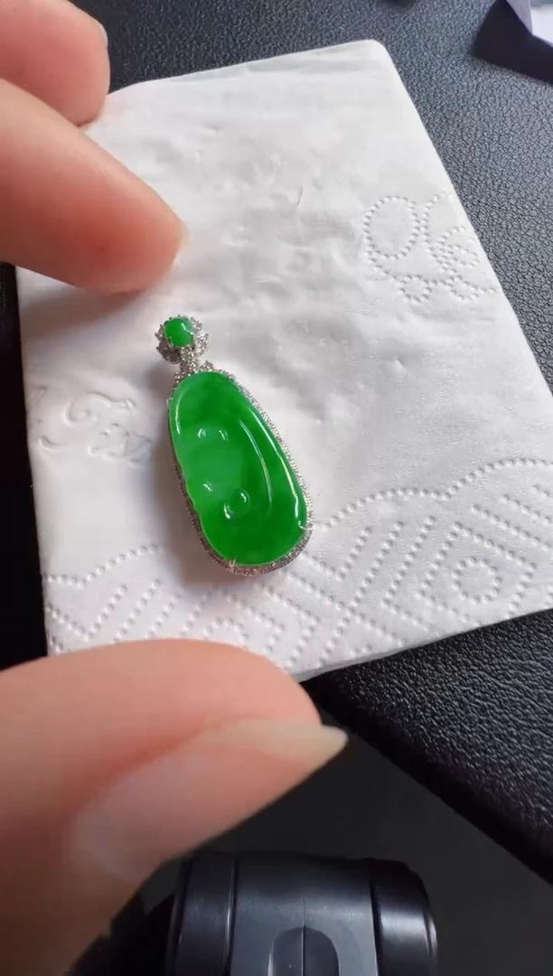 吊坠(不含链)18K金镶嵌翡翠7800