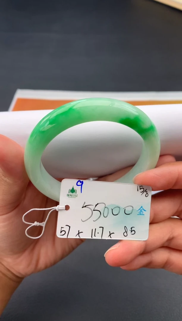 翡翠手镯未镶嵌自带#送人#，联系客服核对地址~