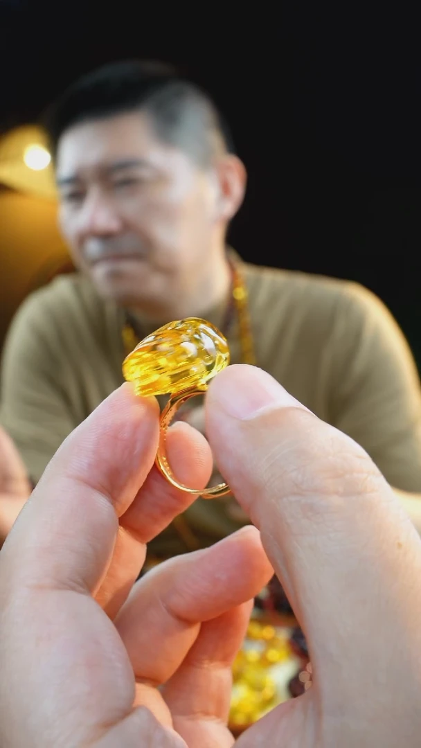 裸石琥珀未镶嵌大金貔貅戒指