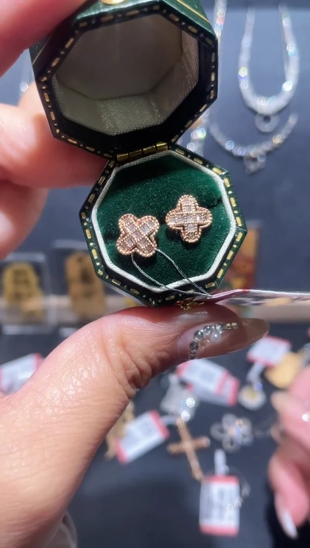 【闪购商品】钻石耳饰18K金镶嵌钻石耳饰