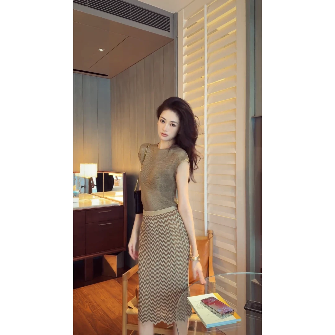 INS CEC秋季新款法式气质修身内搭上衣设计感条纹包臀半身裙套装