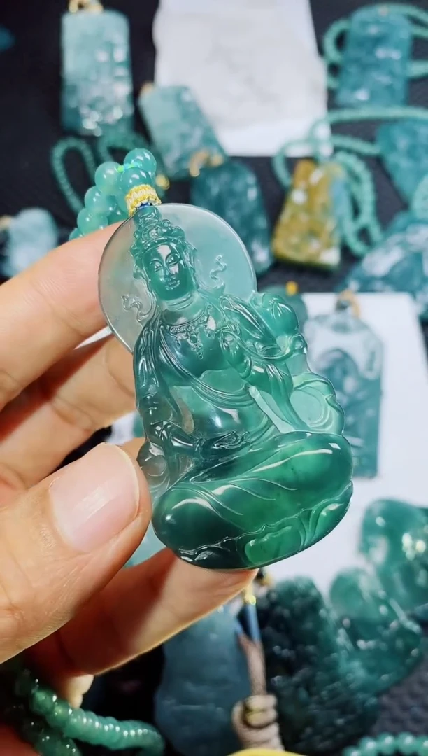 翡翠未镶嵌颈饰影