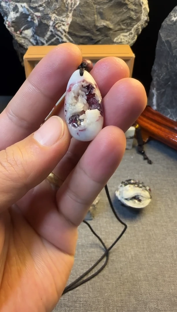 天然辰砂天然朱砂晶体原石聚宝盆状吊坠挂件