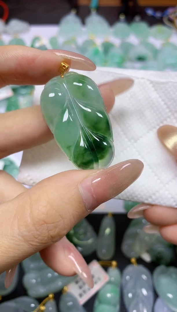 颈饰18K金镶嵌翡翠天然翡翠A货