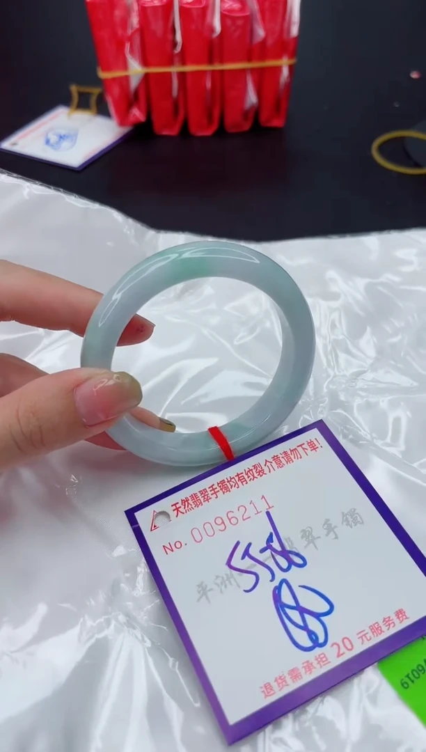 翡翠手镯未镶嵌1