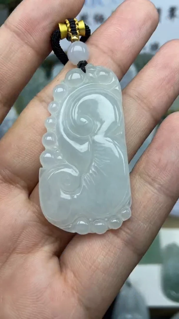 翡翠未镶嵌颈饰如意