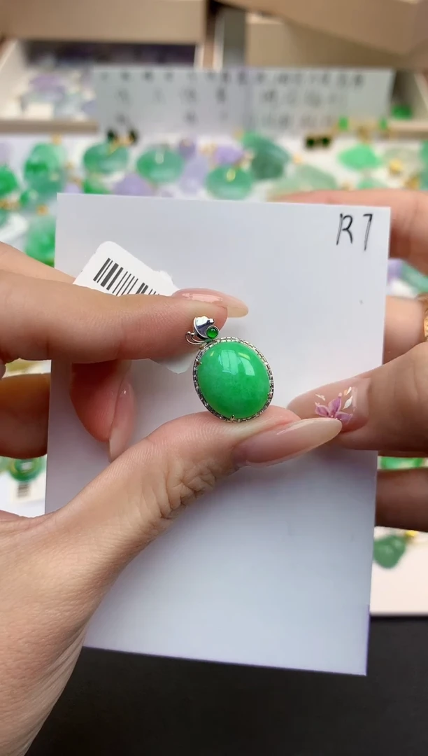 颈饰18K金镶嵌翡翠天然缅甸A货翡翠