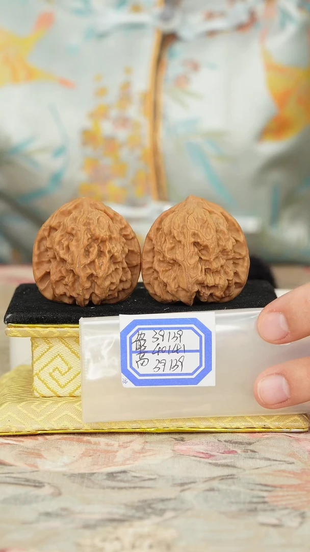 【闪购商品】文玩核桃把件梨木台