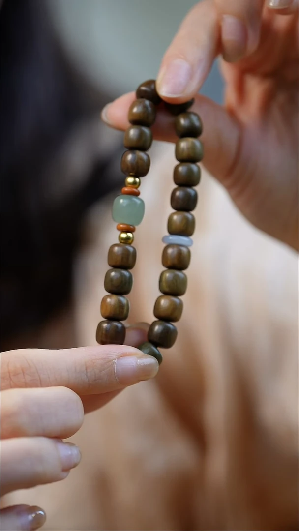 维腊木（绿檀）无事牌单圈手串