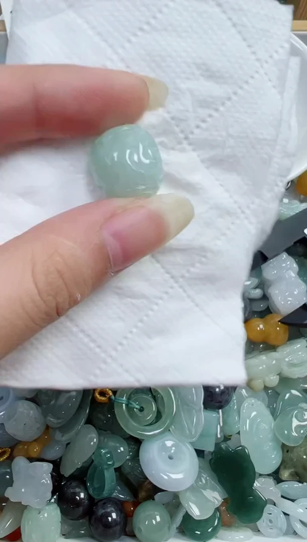 裸石翡翠41号，A货翡翠。