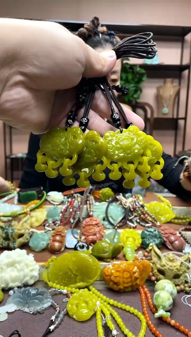 未镶嵌岫玉颈饰多样性发货发其中之一