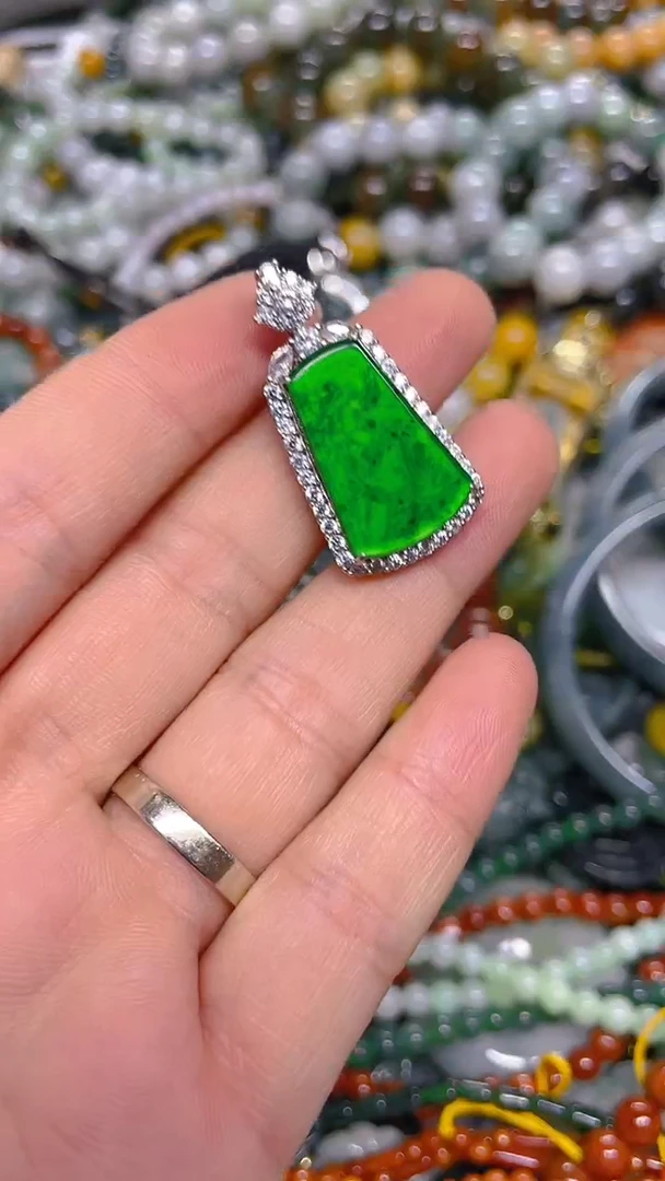 颈饰未镶嵌翡翠/ Q /翡翠A货，一件也是批发价