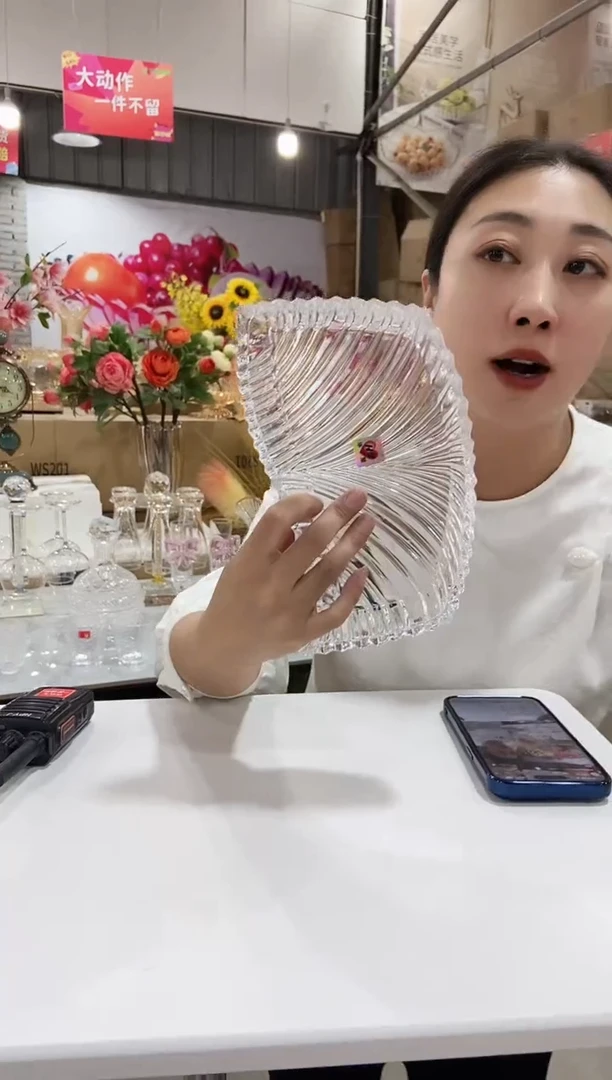 玻璃华蓥干果盒一个