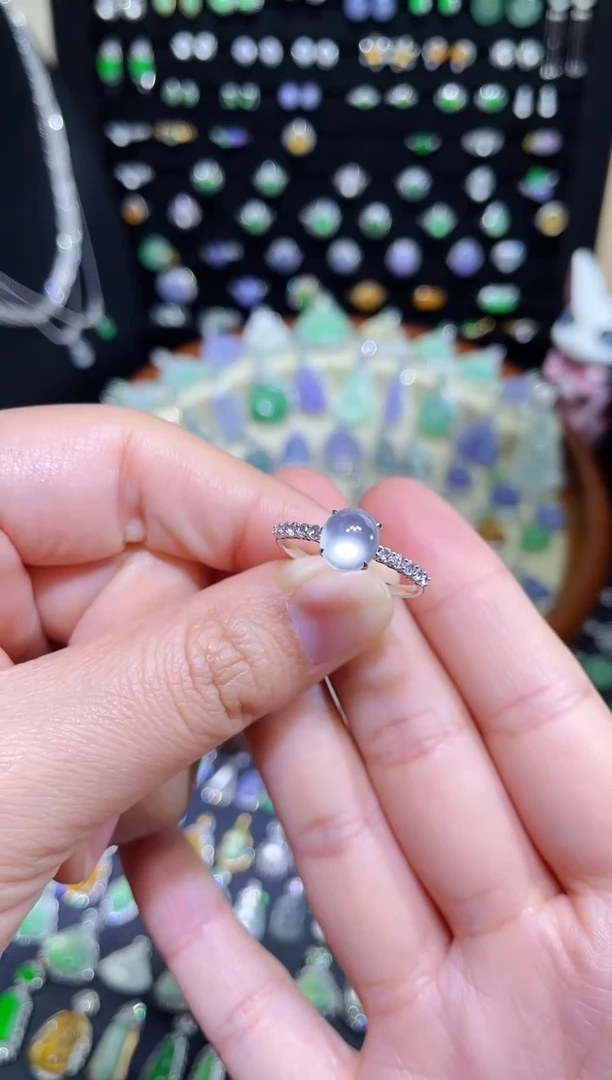 颈饰18K金镶嵌翡翠玻璃种蛋面戒指