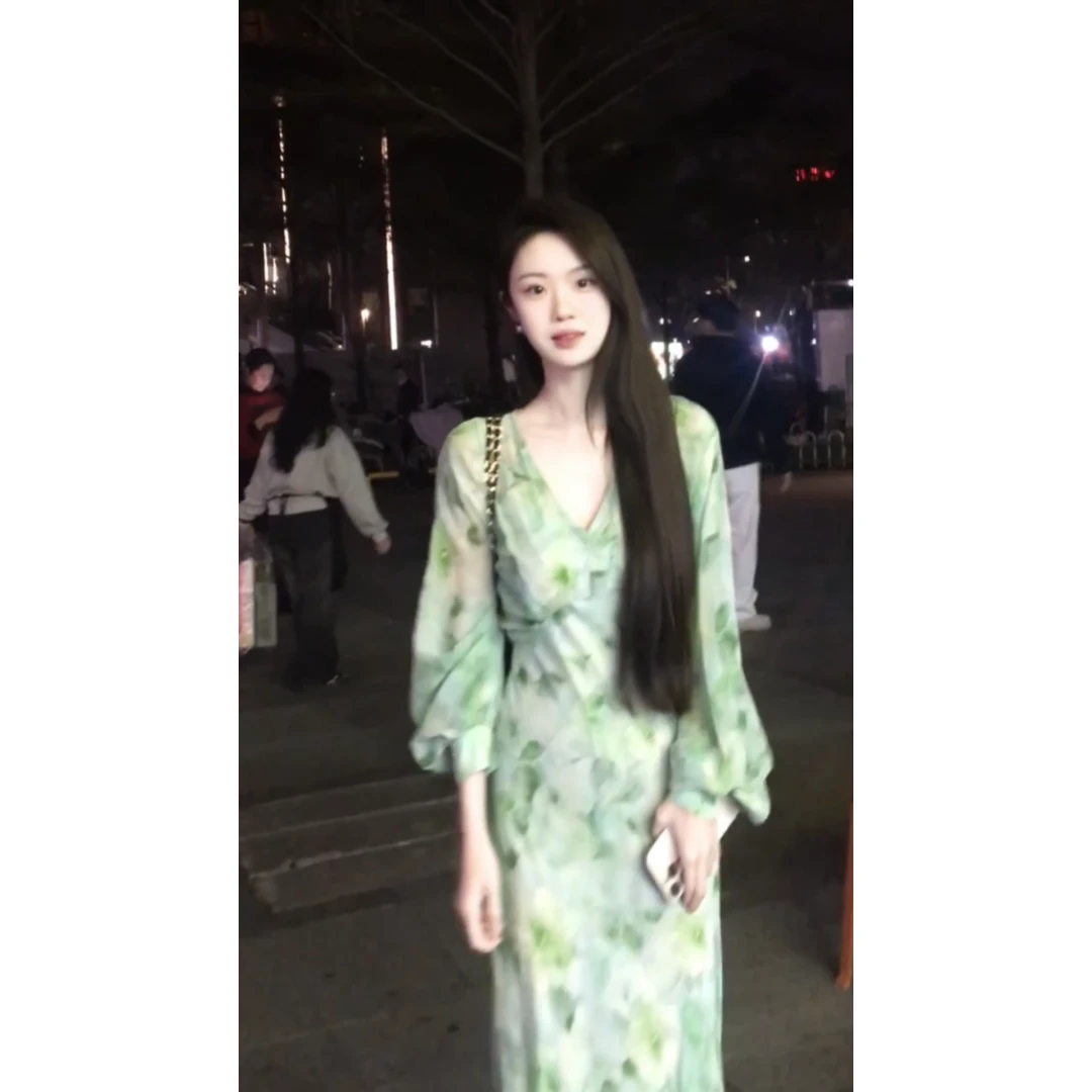 法式优雅V领长袖雪纺碎花连衣裙女2025夏季新款海边度假A字长裙子