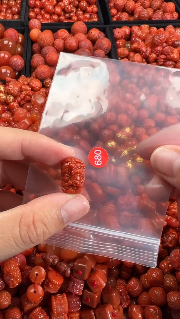 南红玛瑙未镶嵌颈饰1