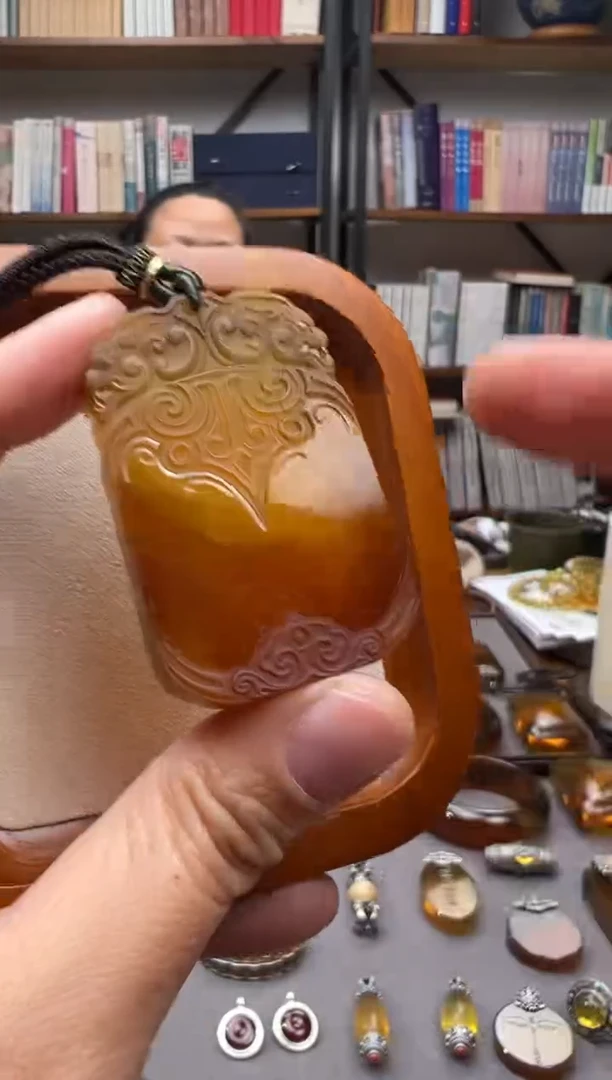 【闪购商品】琥珀颈饰未镶嵌双龙护主