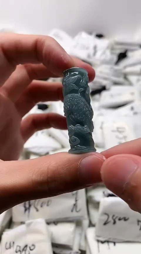 翡翠未镶嵌颈饰龙柱