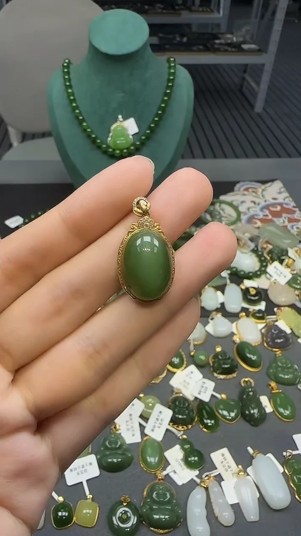18K金镶嵌和田玉挂件1