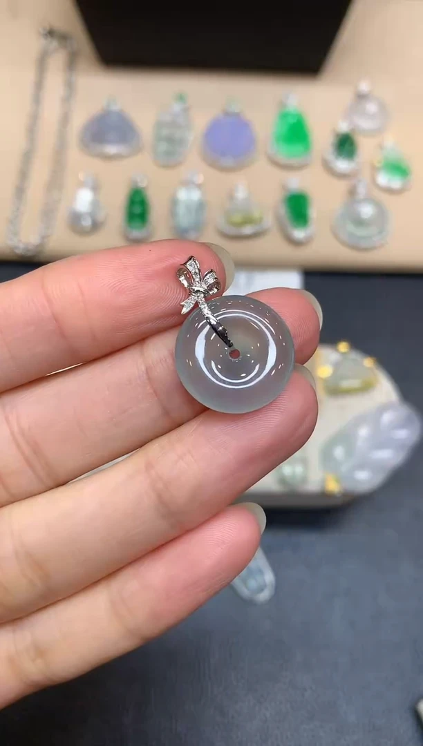 颈饰18K金镶嵌翡翠平安扣【无服务费