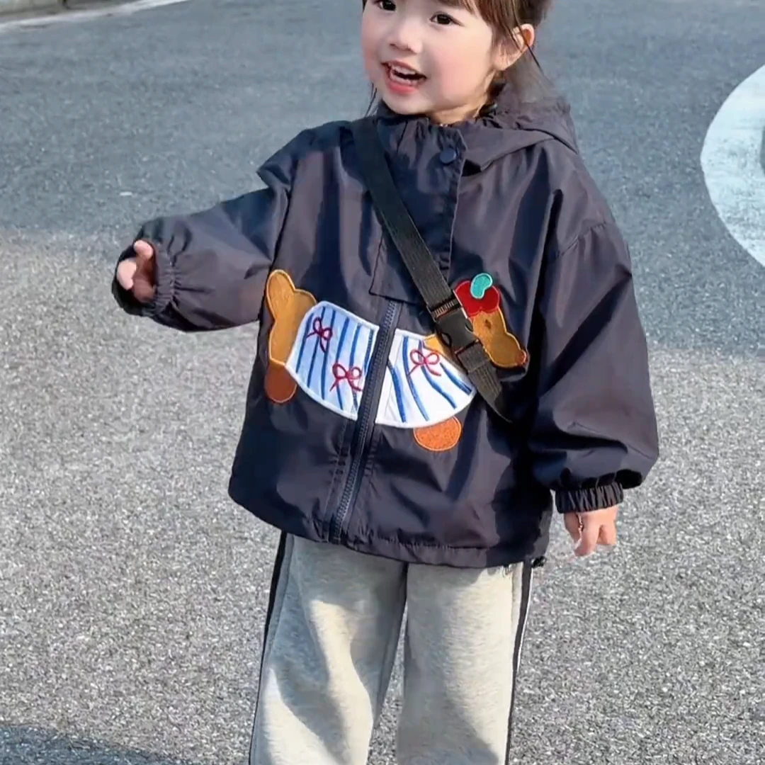 儿童春秋外套冲锋衣童装2025新款洋气连帽刺绣腊肠小狗男女童上衣