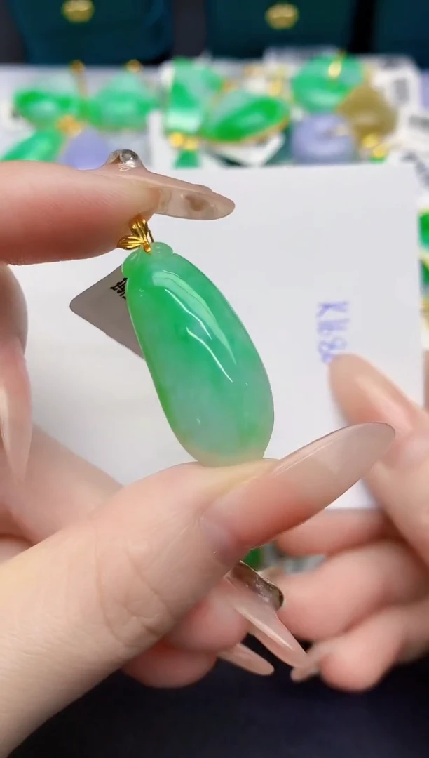 颈饰18K金镶嵌翡翠缅甸天然翡翠A货