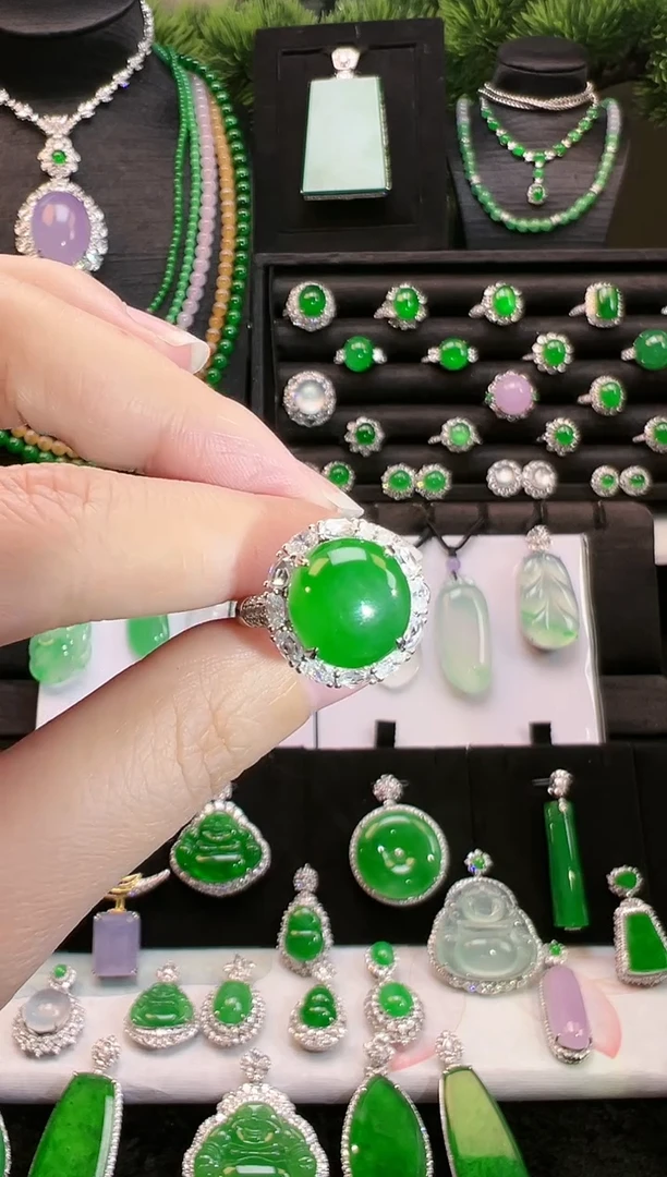 【闪购商品】翡翠戒指18K金镶嵌高冰阳绿蛋面戒指卡11mm