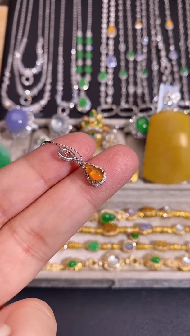 颈饰18K金镶嵌翡翠吊坠