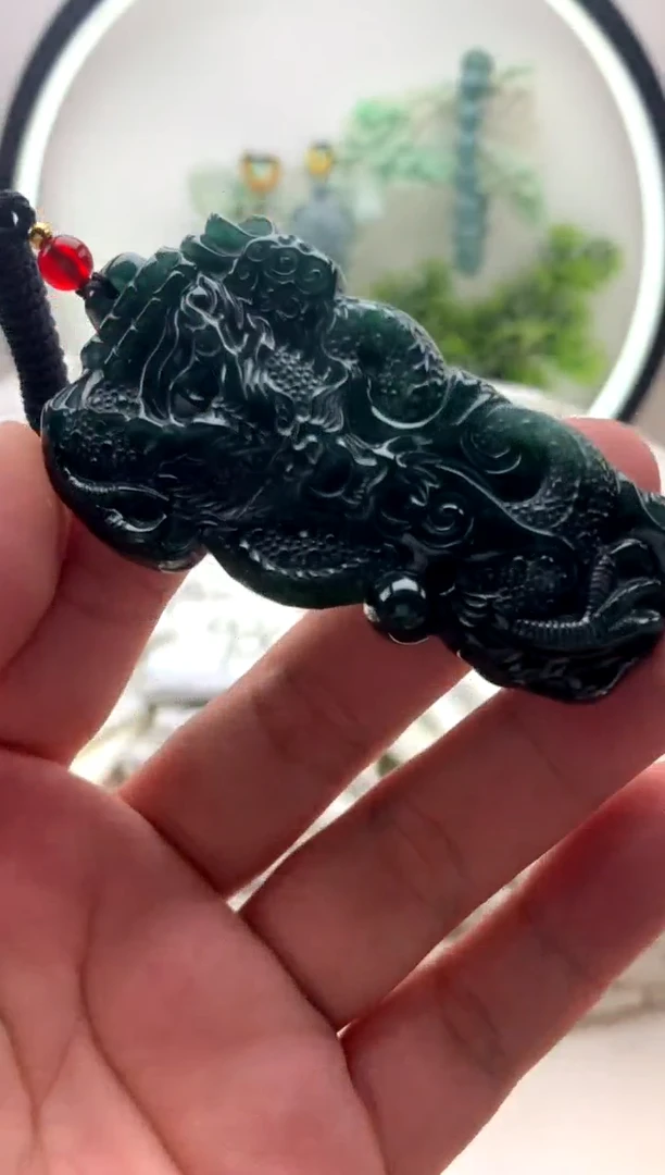 翡翠未镶嵌颈饰龙牌