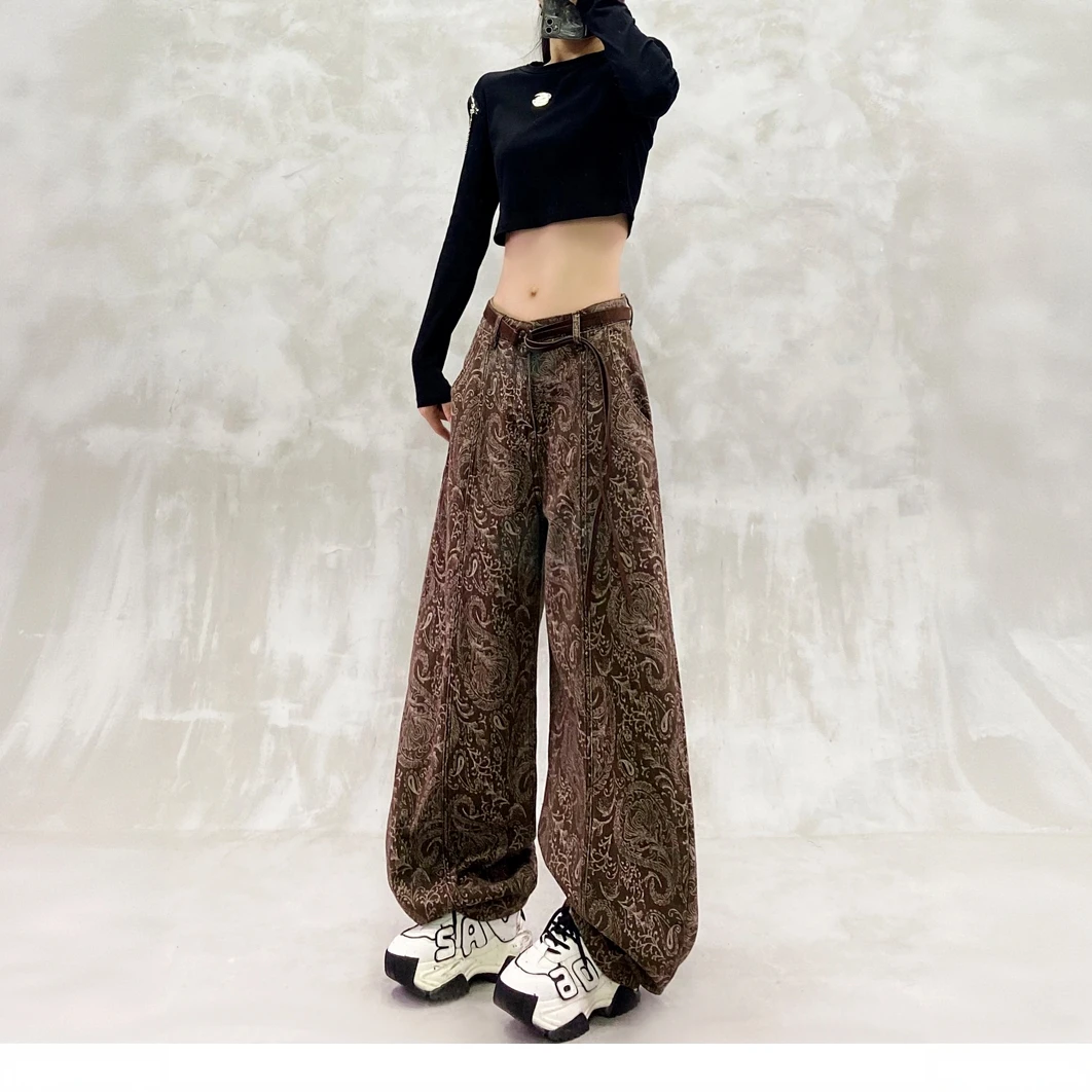 咖色腰果提花休闲弯刀牛仔裤女秋季慵懒风高腰宽松显瘦直筒香蕉裤