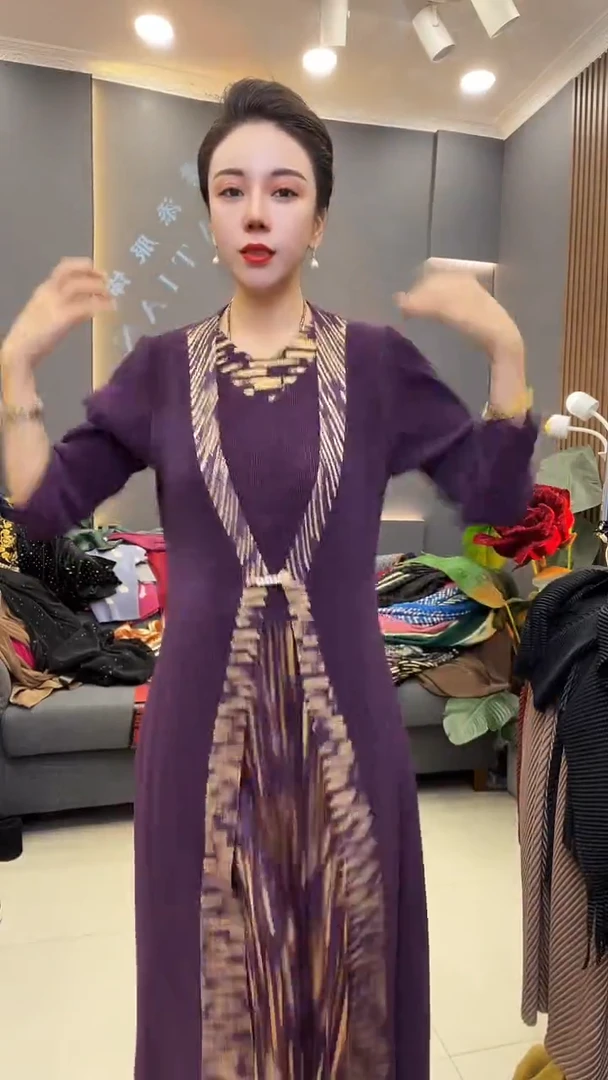 聚酯纤维（涤纶）深紫色   金边裙