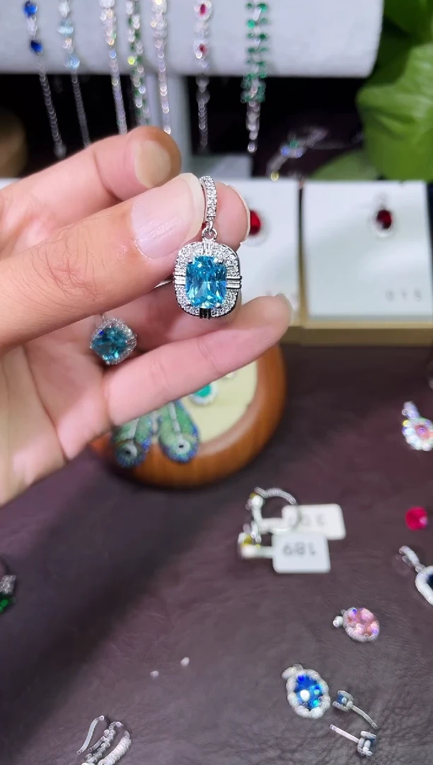 合金合成钻石蓝宝吊坠