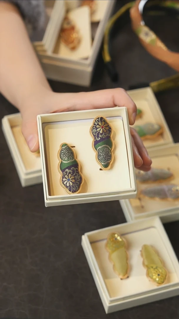 紫色发夹一对············