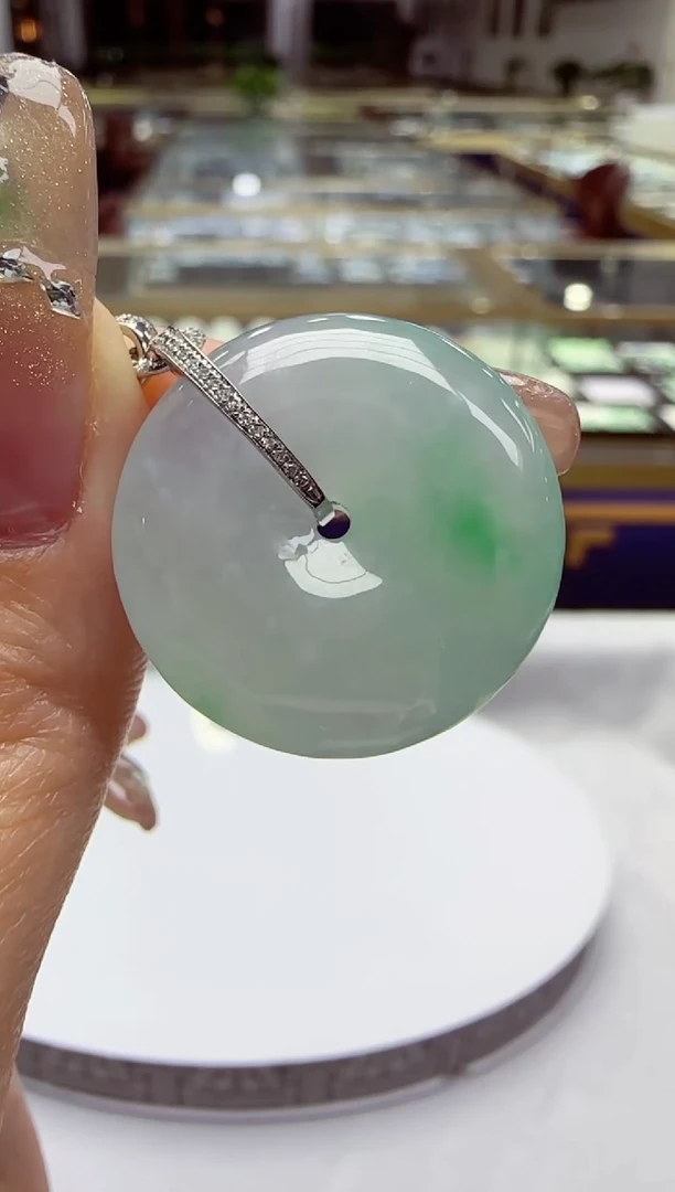 颈饰18K金镶嵌翡翠平安扣