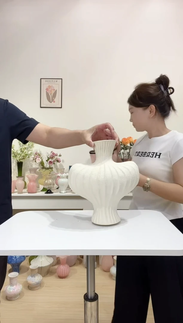 美人肩陶瓷花瓶艺术